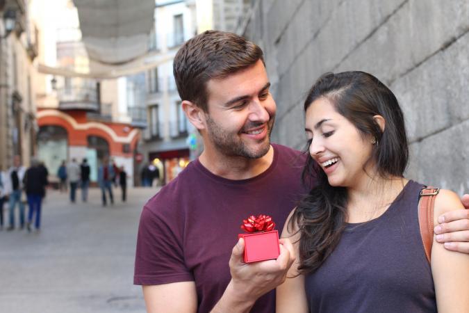 Un hombre enamorado disfrutar dar obsequios