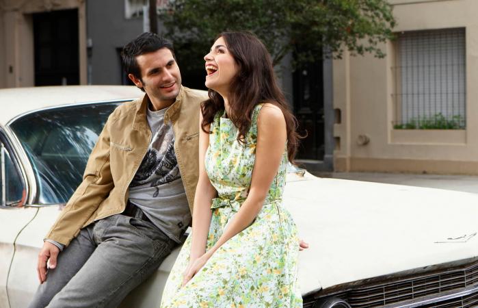 Pareja hablando en la calle