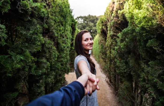 Mujer conquistando a un hombre