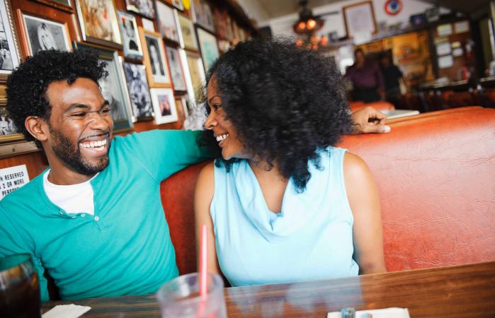 Pareja sonriente sentada junta