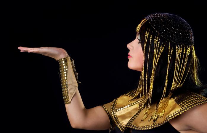 Mujer vestida de Cleopatra