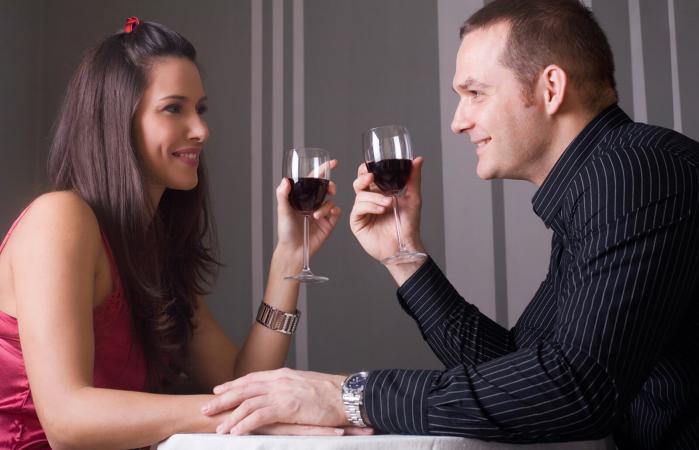 Pareja brindando