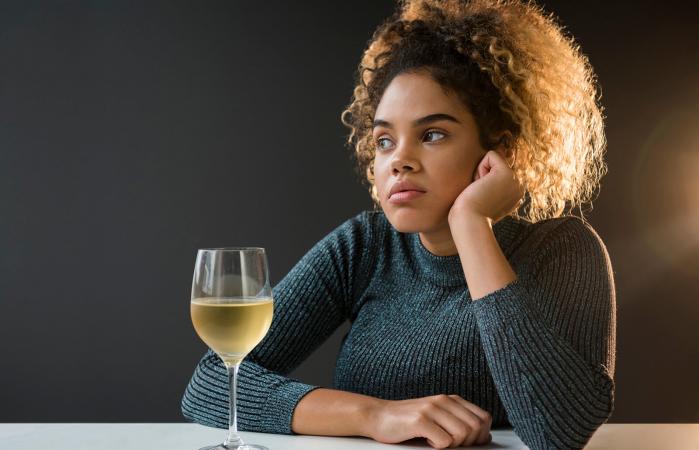 Mujer decepcionada por cita cancelada