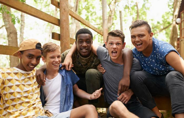 Grupo de chicos adolescentes