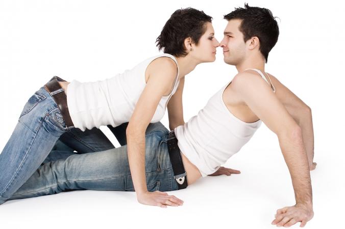 Chica coqueteando con chico