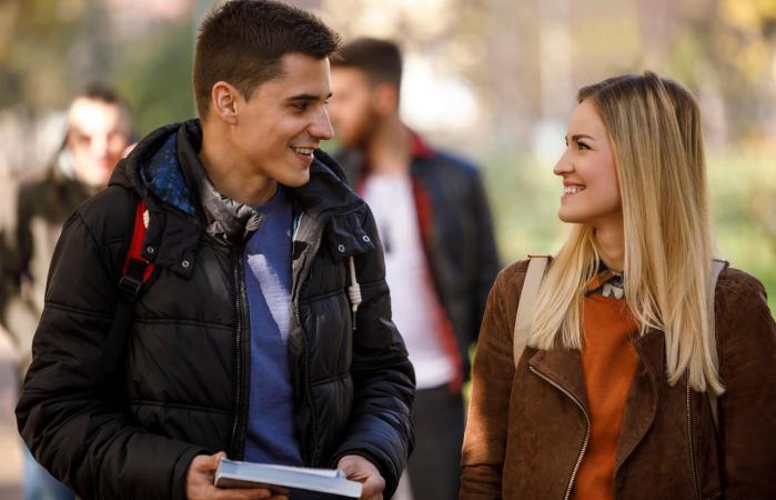 Pareja mirándose y sonriendo