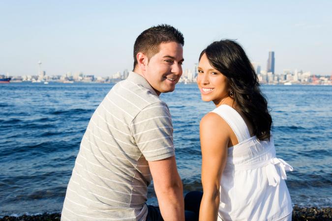 Una pareja feliz tomando un paseo marítimo