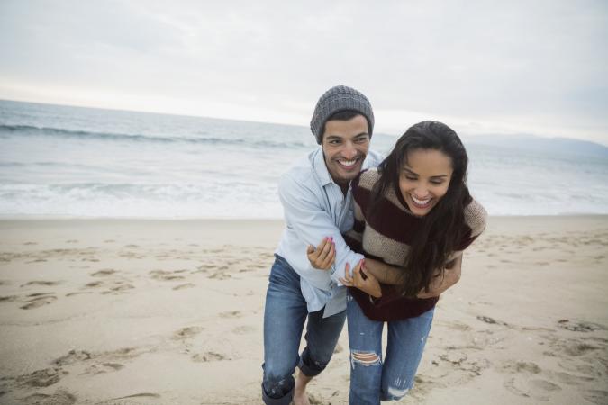 Pareja juguetona en la playa