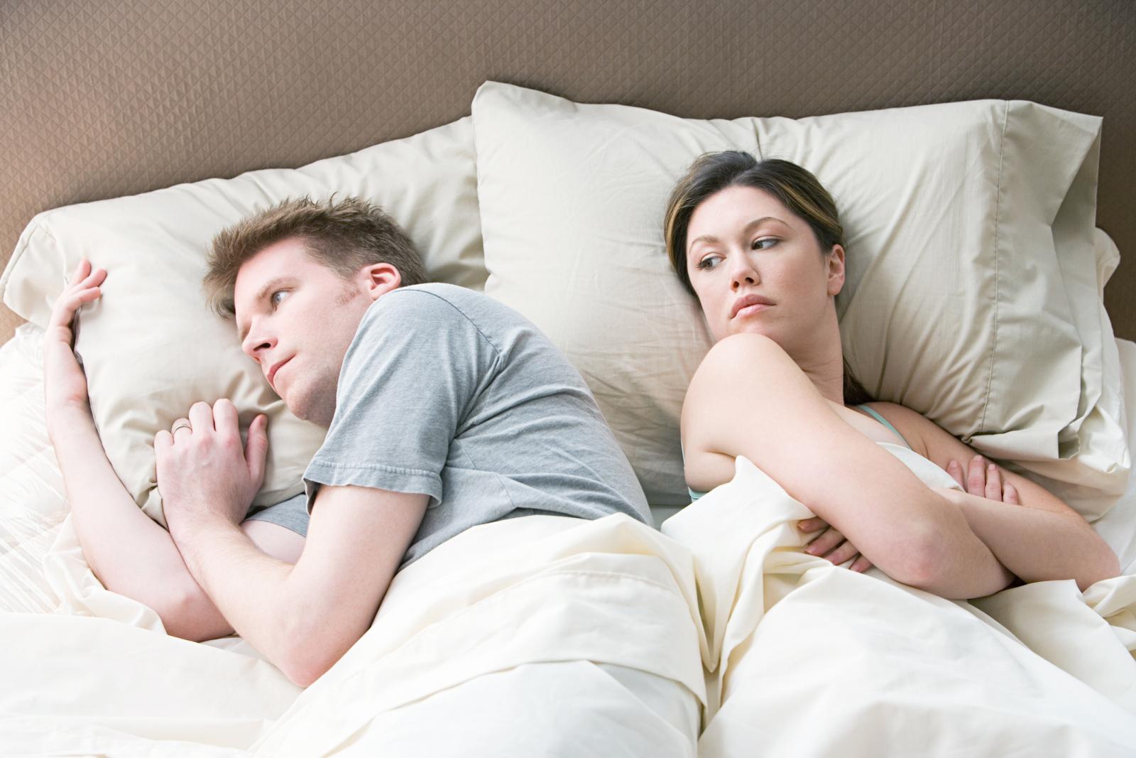 Pareja enfadada en la cama