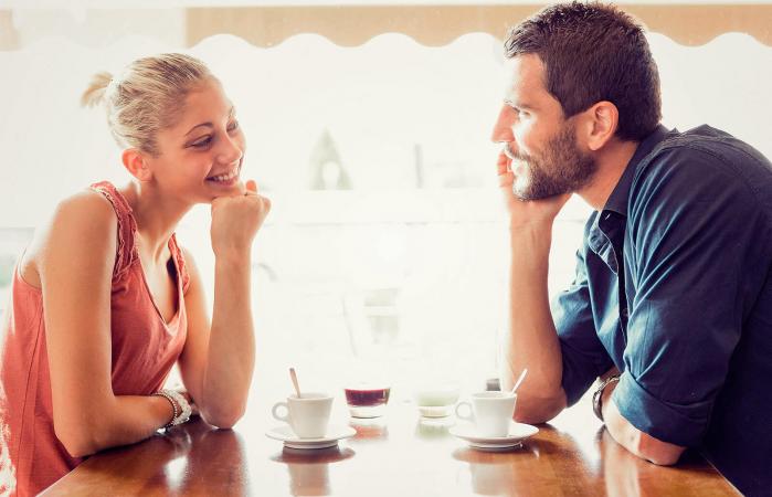 Pareja conversando en una cita
