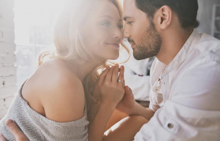 Pareja romántica mirándose a los ojos