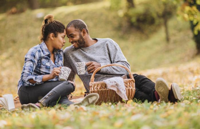 Pareja disfrutando de un picnic en el parque