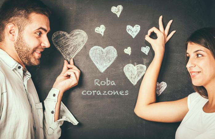 Pareja joven frente a una pizarra