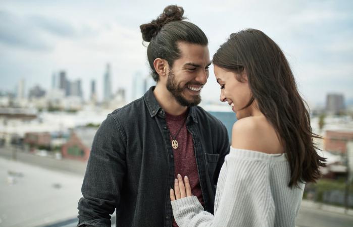 pareja sonriente pasando tiempo libre en la ciudad