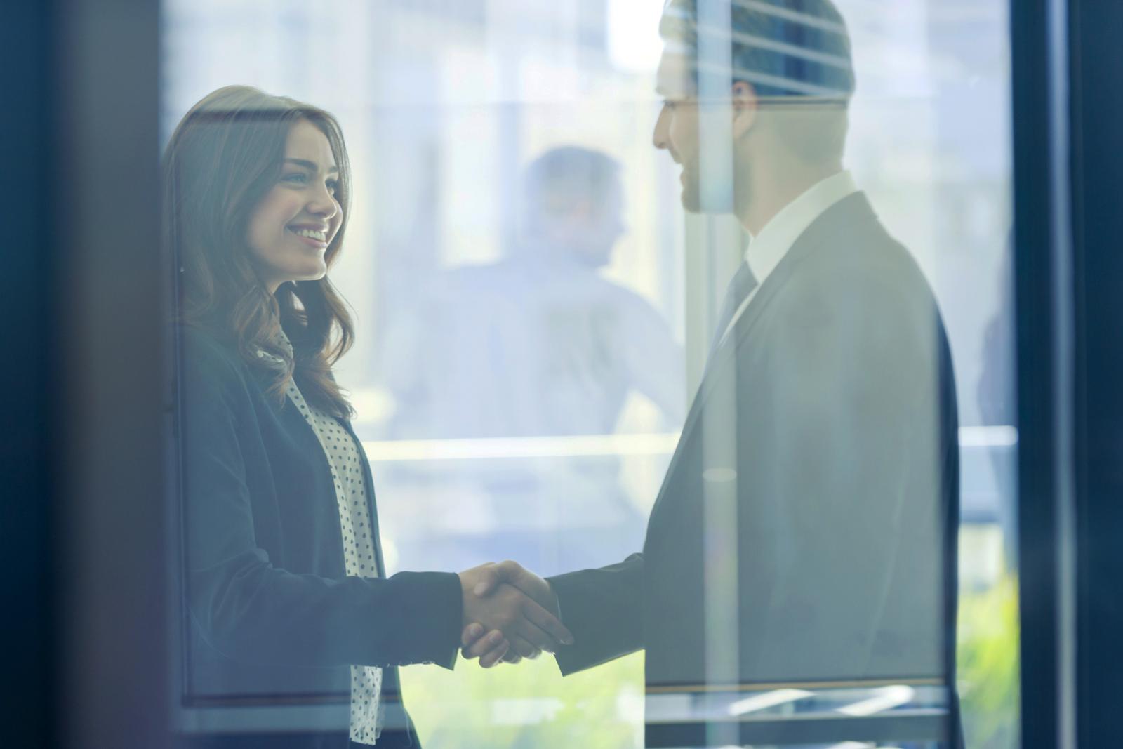 Hombre y Mujer saludandose en el trabajo