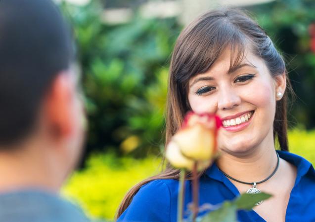 hombre dando flores a mujer