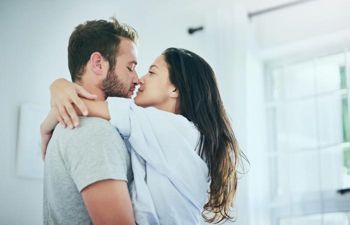 Pareja compartiendo un momento íntimo