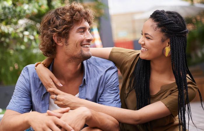 Joven pareja en una cita