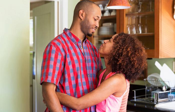 pareja abrazándose en la cocina