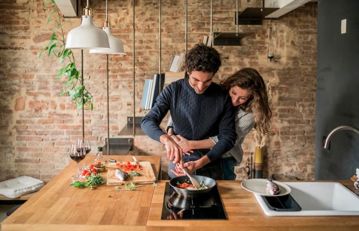 Pareja cocinando juntos