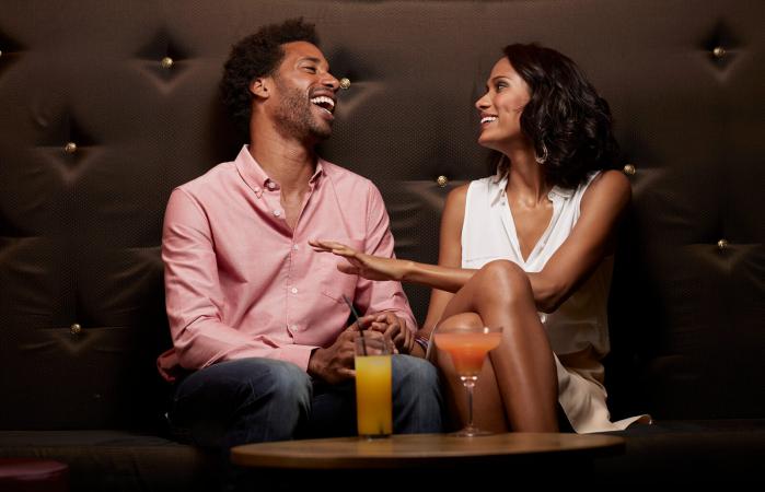 Pareja coqueteando en un bar