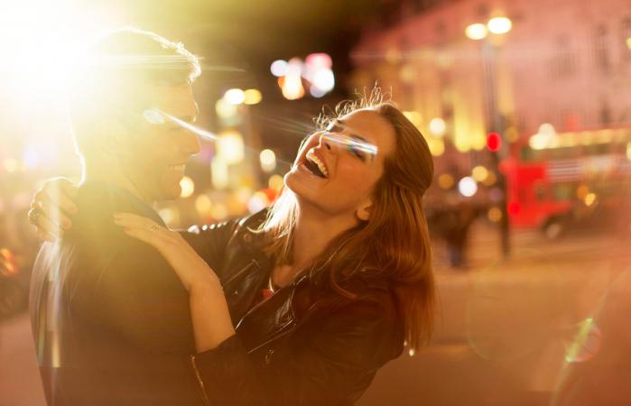 Pareja en una cita por la noche