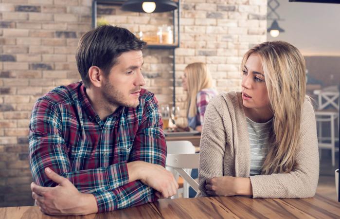 Pareja teniendo una conversación seria