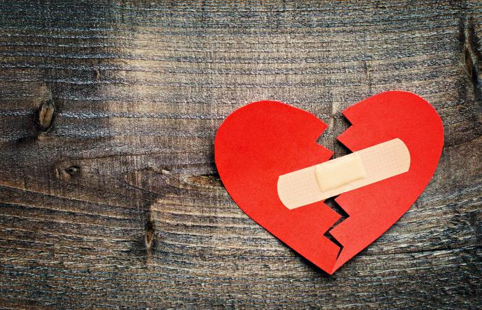 Corazón roto de papel