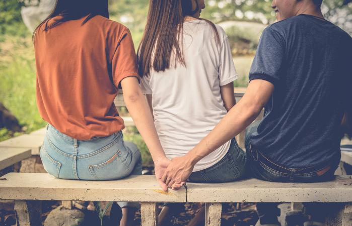 Hombre siendo infiel a su pareja