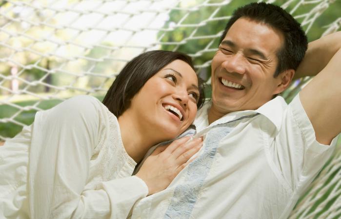pareja acostada en hamaca