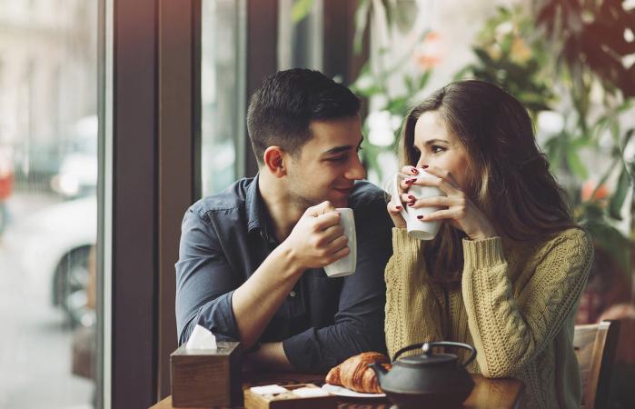 Pareja tomando café
