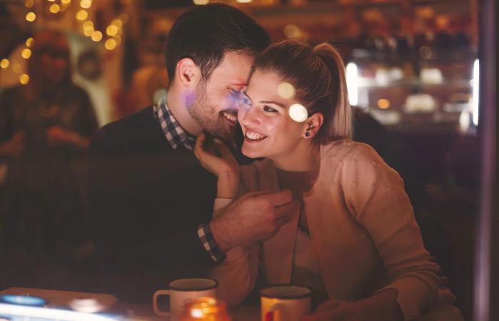 Pareja flirteando en una cita
