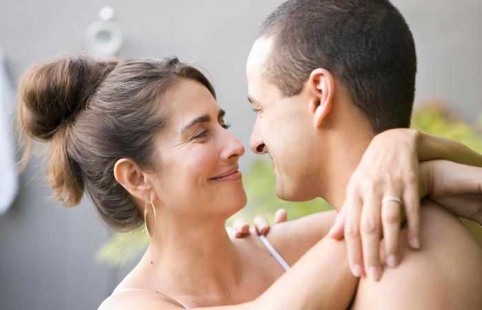 Abrazo de pareja en el jardín trasero