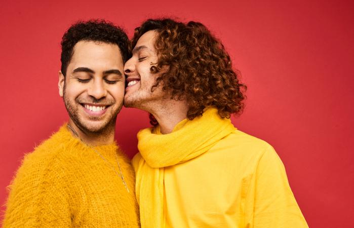 Pareja sonriente y feliz