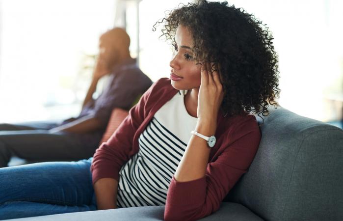 Mujer pensativa sobre su relación