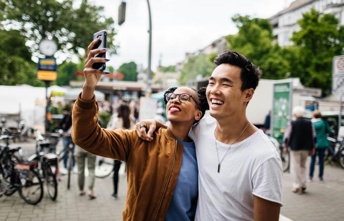 Pareja que se toma un selfie