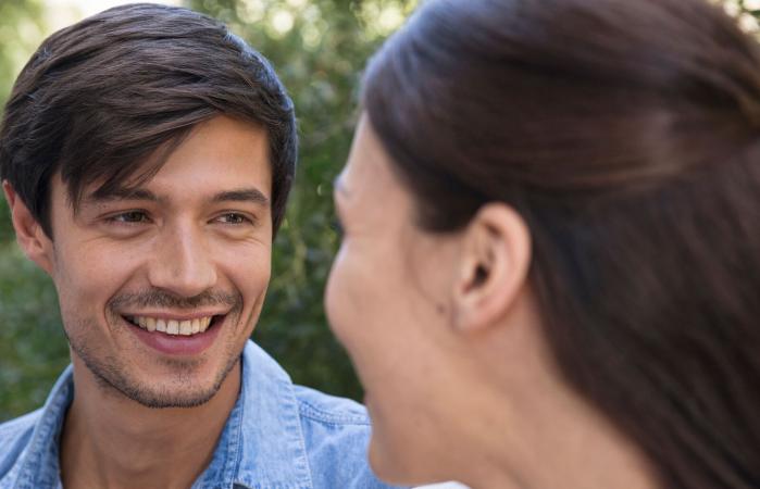 Joven sonriéndole a su novia