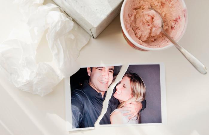 Fotografía rasgada junto a un helado y pañuelos de papel