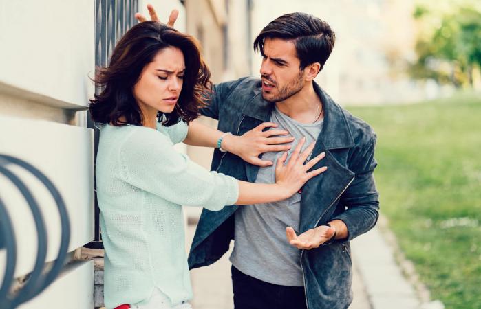 Novio enfadado discutiendo con su novia
