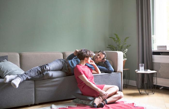 Pareja relajándose juntos