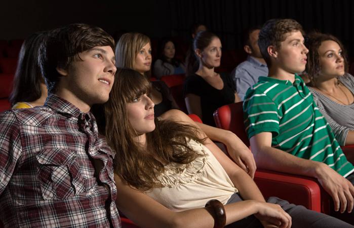Parejas viendo una película