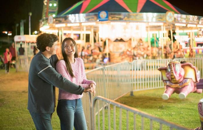 pareja de adolescentes en la feria