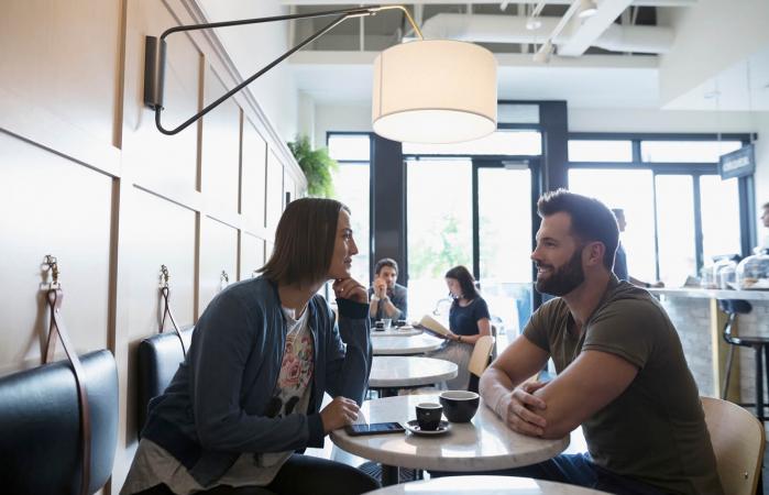 Una pareja bebiendo café
