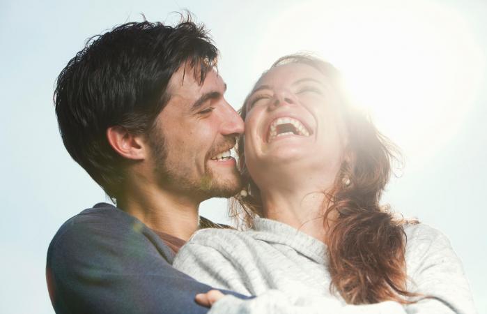 Una pareja joven riendo juntos