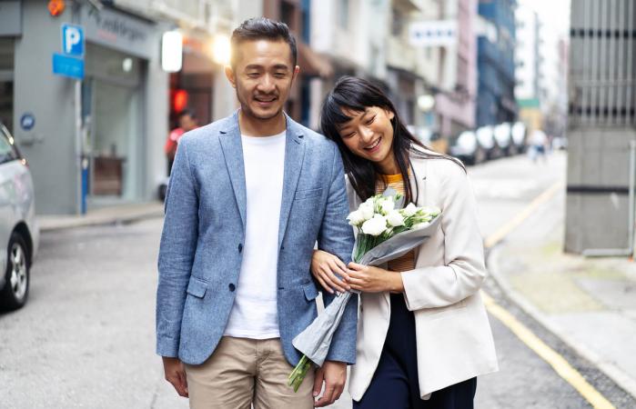 Pareja caminado por la calle