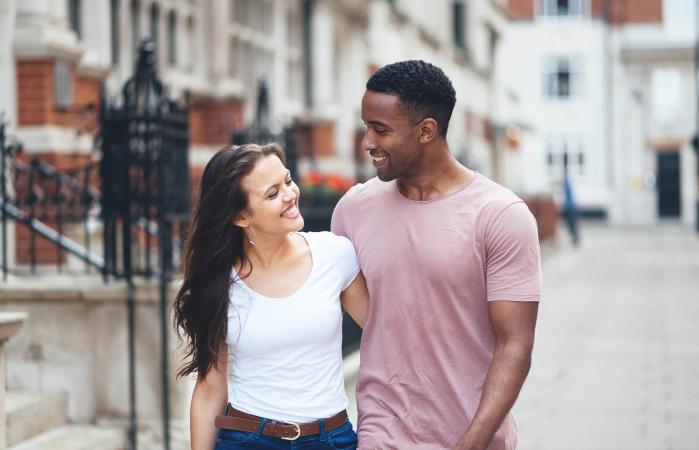 Pareja caminado por la calle