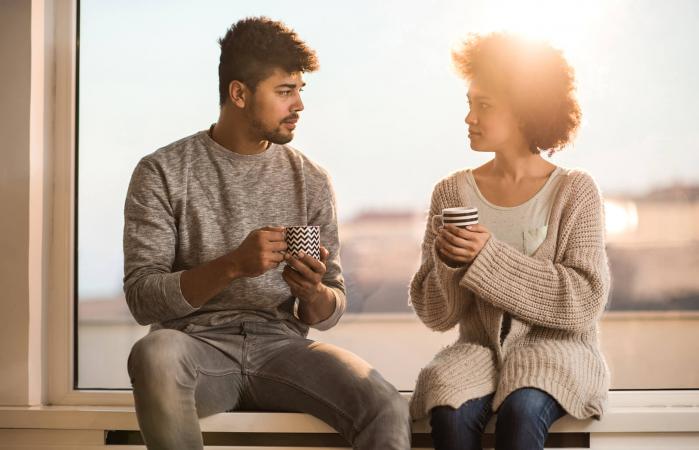 Pareja hablando entre sí durante la hora del café