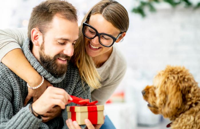 mujer le da a su pareja un regalo envuelto