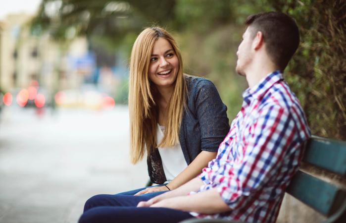Pareja hablando en el parque