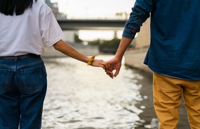 pareja tomándose de la mano